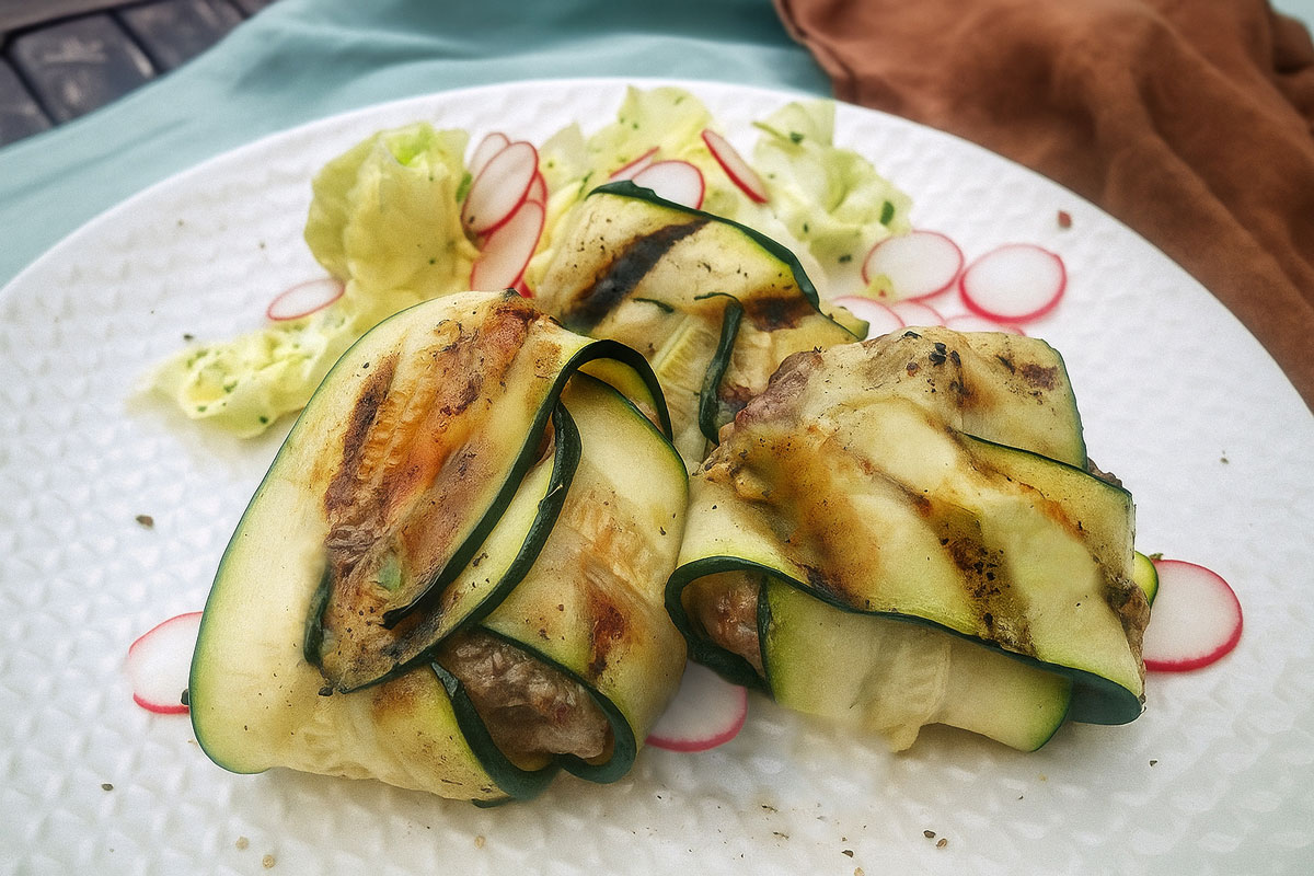 Gegrillte Zucchinipäckchen mit Hackfleisch-Käse-Füllung