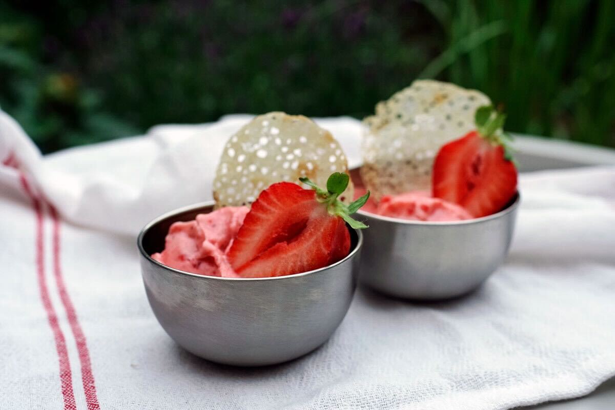 Erdbeer-Bananen-Nicecream mit Korallenhippen