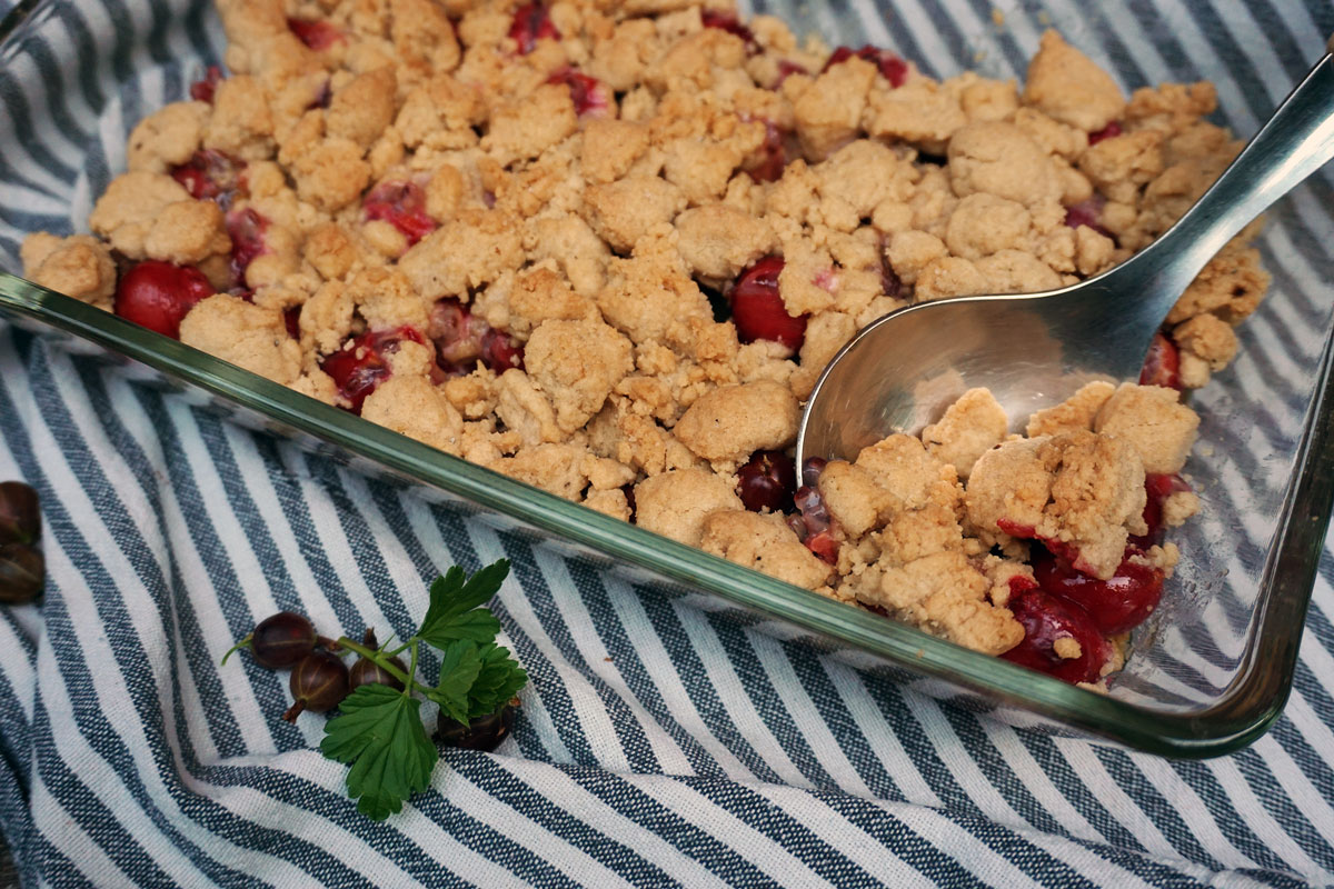 Stachelbeer-Crumble mit Kardamomstreuseln