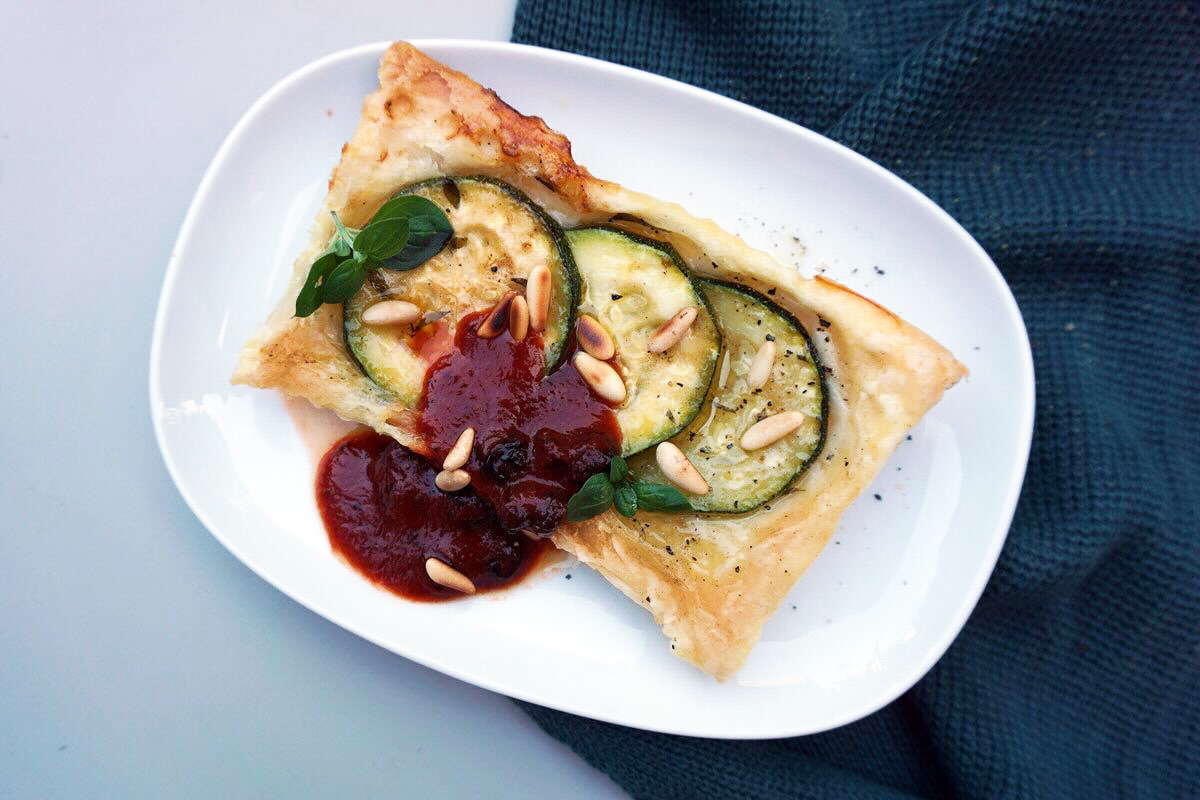 Zucchini-Tartes mit süß-saurer Tomatensoße und Rosinen