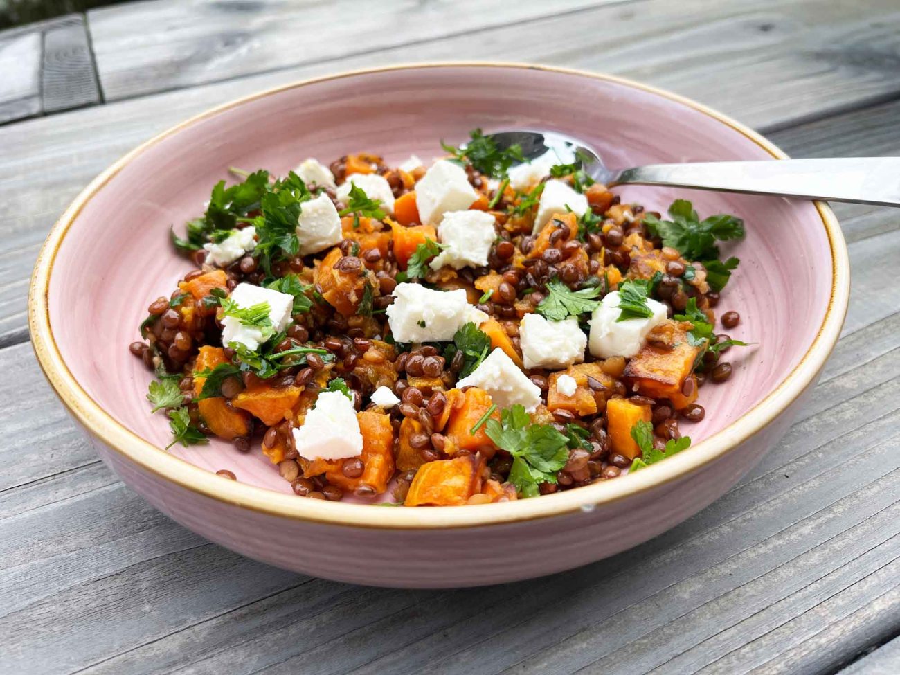 Linsen-Süßkartoffel-Salat mit Nussbutterdressing