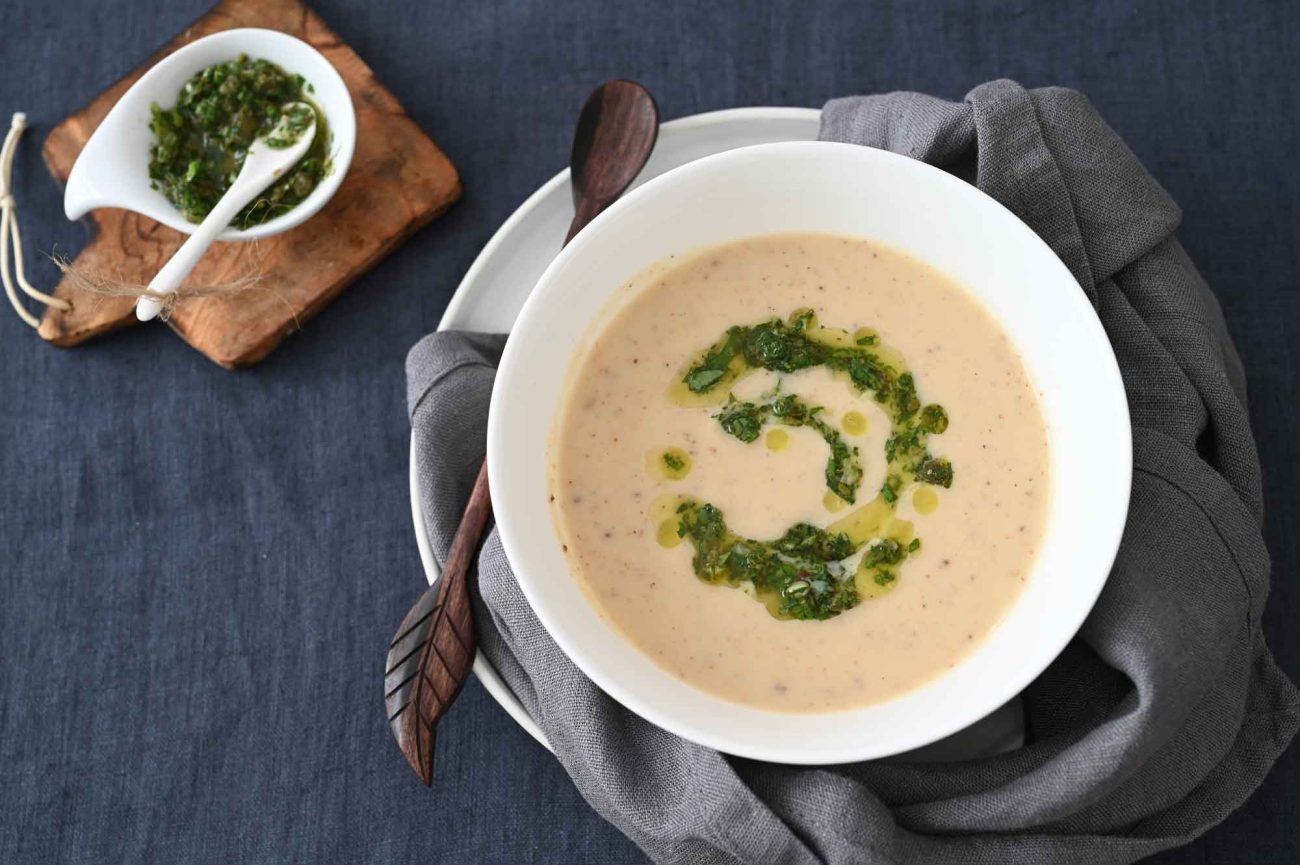 Suppe von geröstetem Blumenkohl mit Salsa Verde