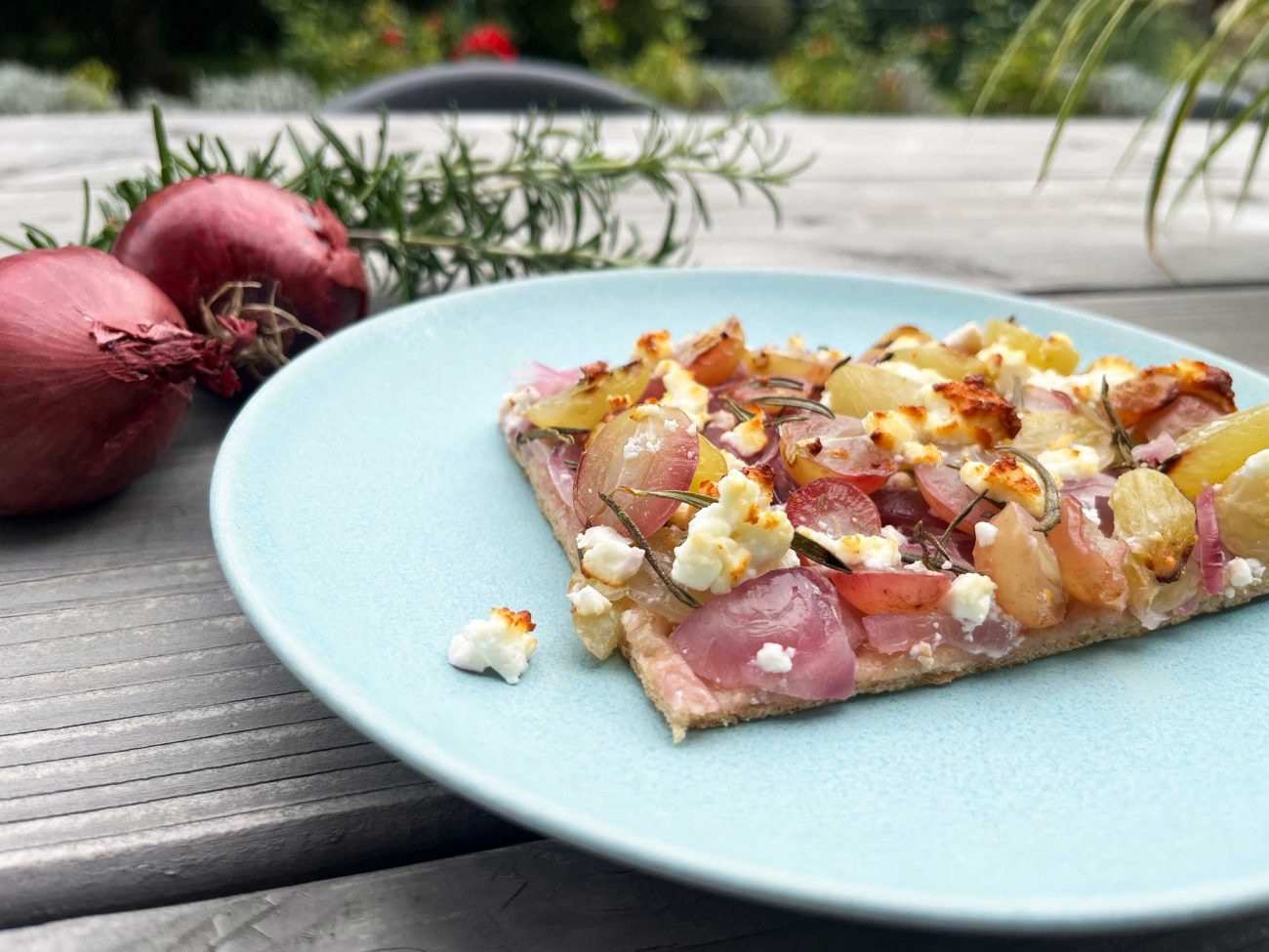 Zwiebelkuchen mit Trauben und Schafskäse