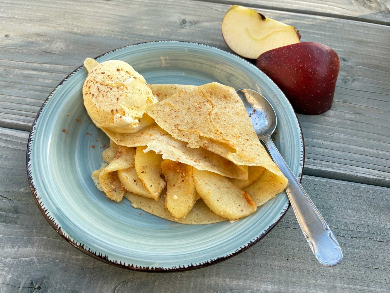 Crêpe mit Nuss-Apfel-Spalten