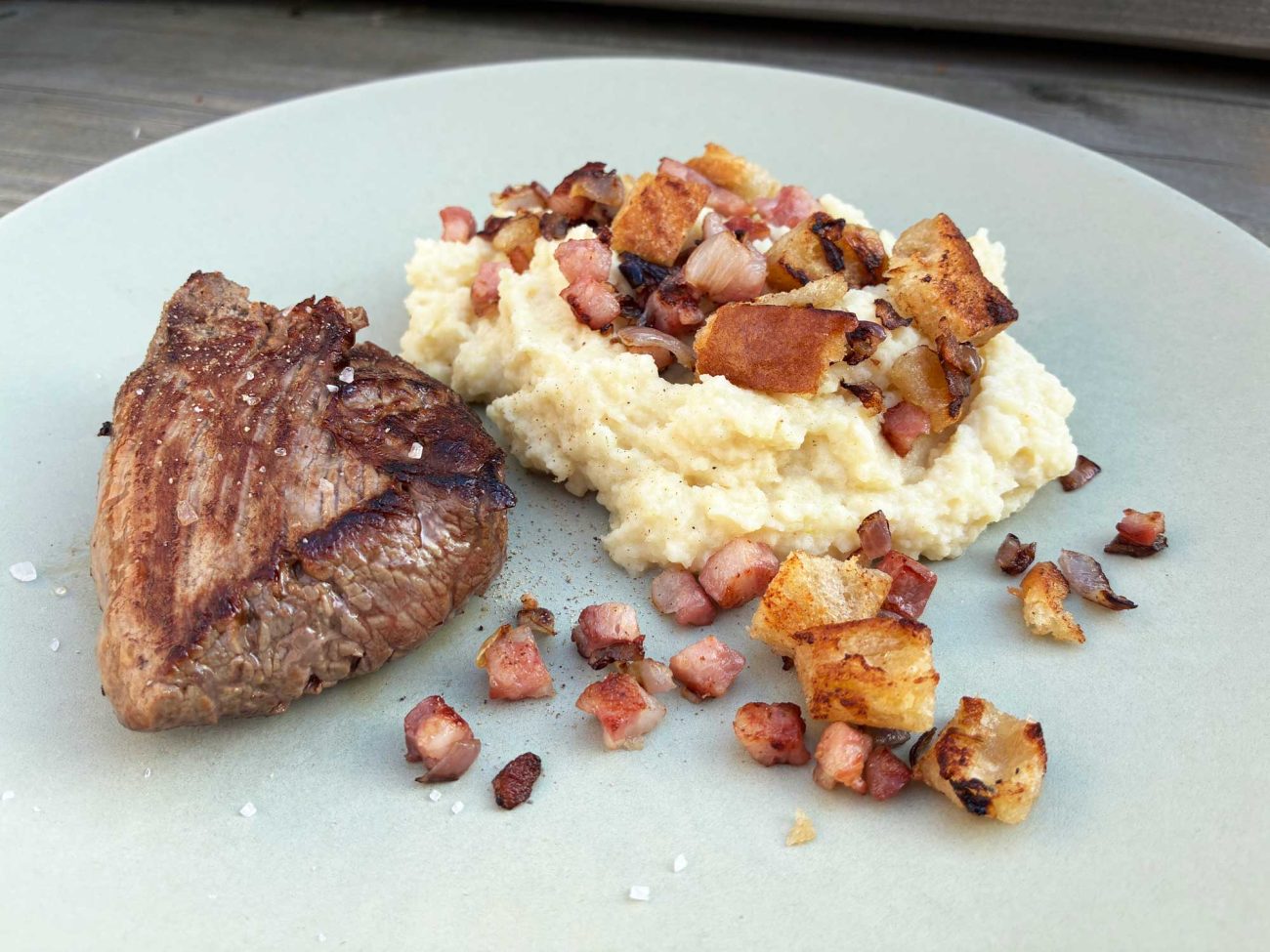 Selleriepüree mit Speck-Zwiebel-Croûtons