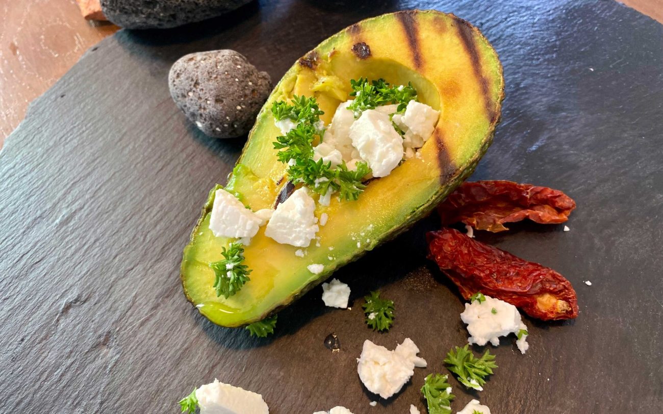 Gegrillte Avocado mit Feta-Salsa