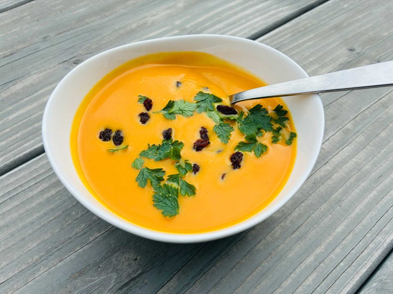 Süßkartoffelsuppe mit Ingwer und Rosinen