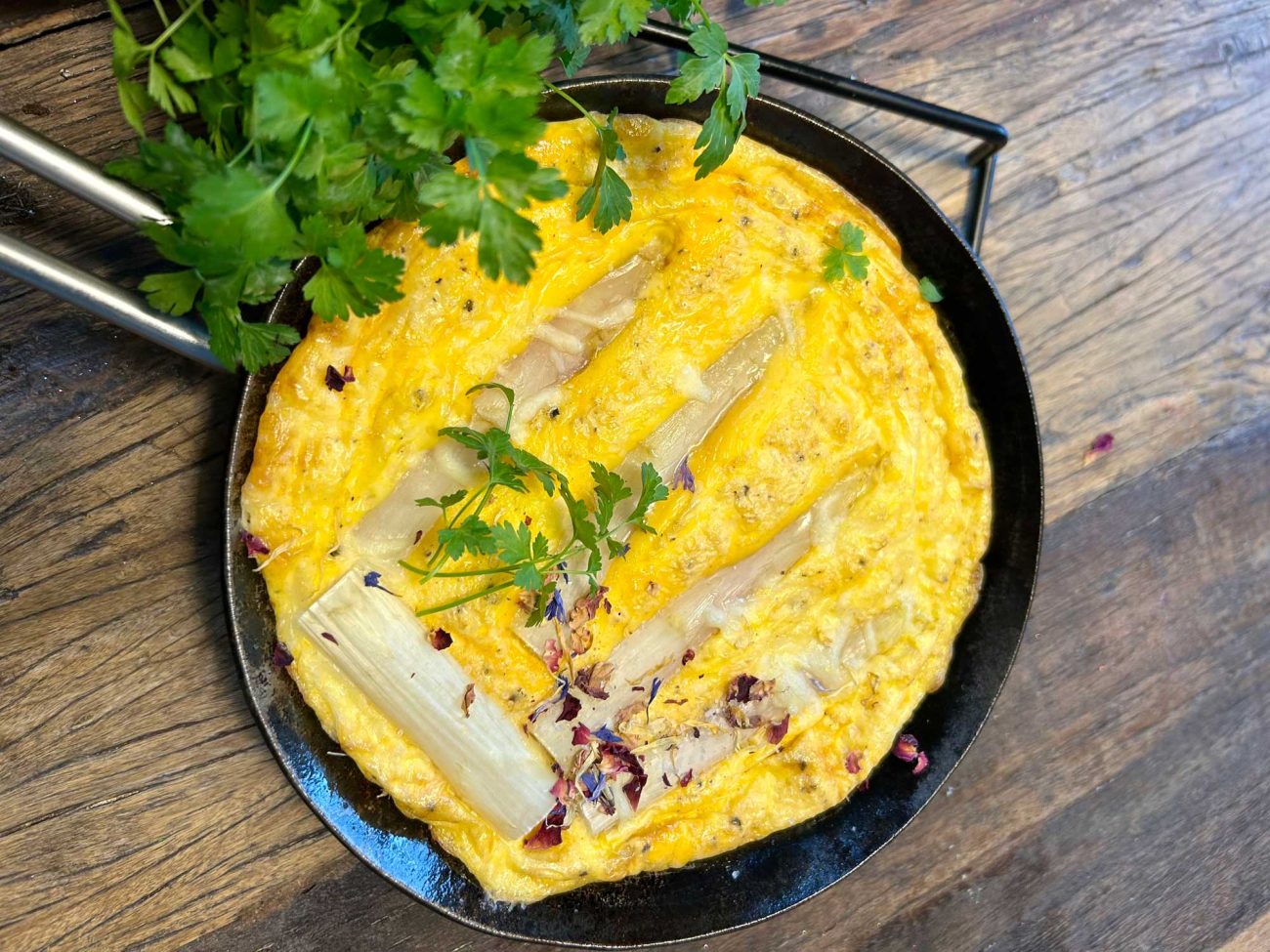 Frittata mit weißem Spargel