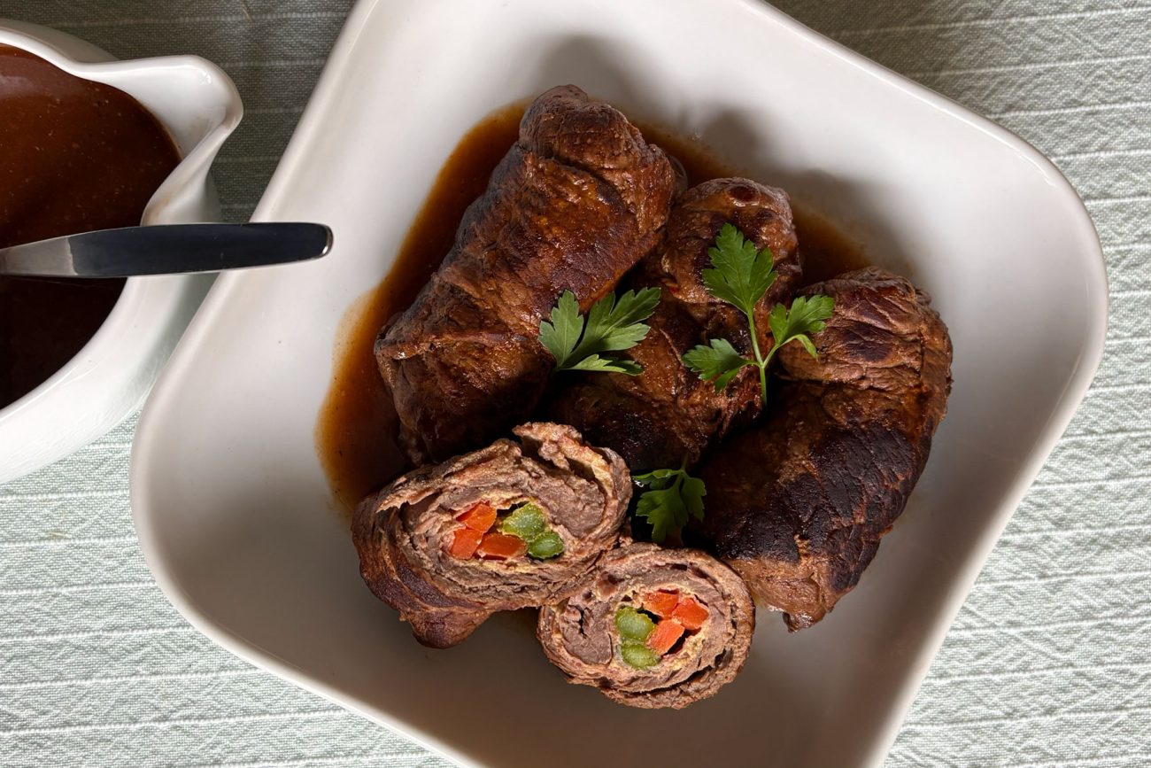 Frühlings-Rinderrouladen mit Möhren und grünem Spargel