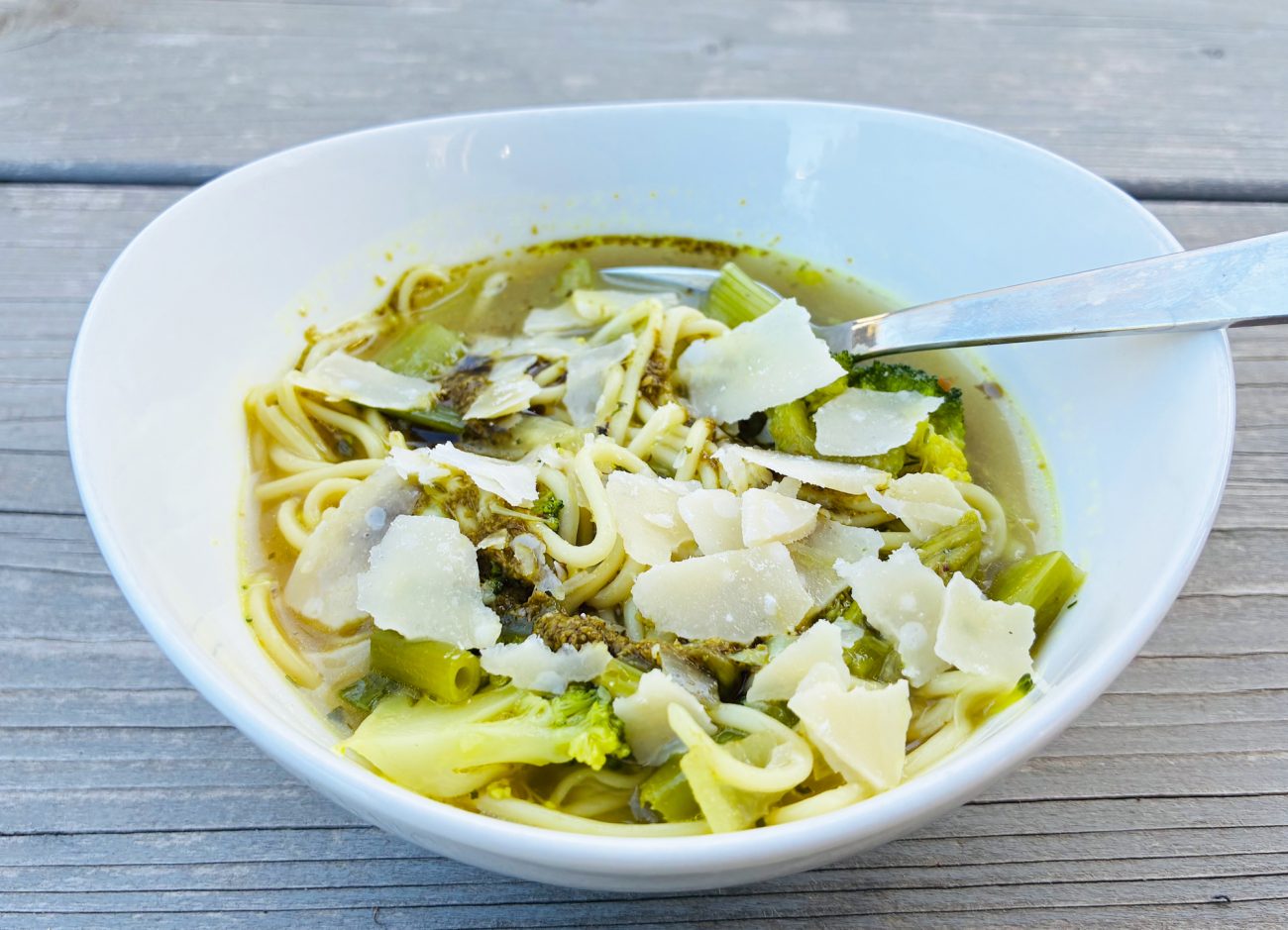 Frühlingssuppe mit Ingwer und grünem Gemüse