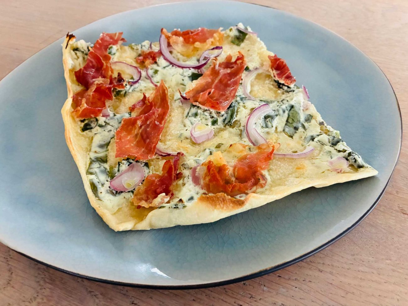 Flammkuchen mit Bärlauch und Ziegenkäse