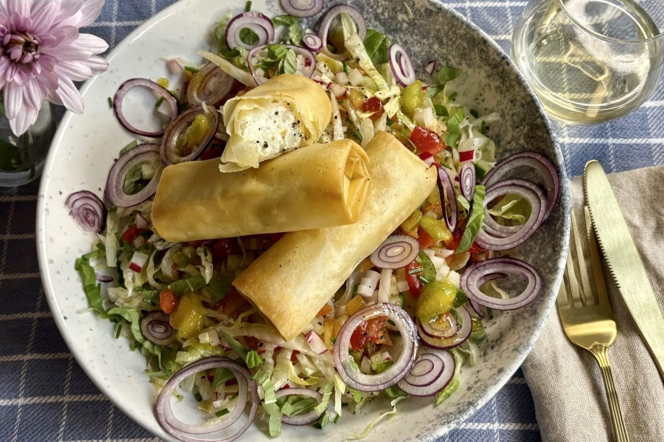 Bunter Salat mit gebackenem Feta