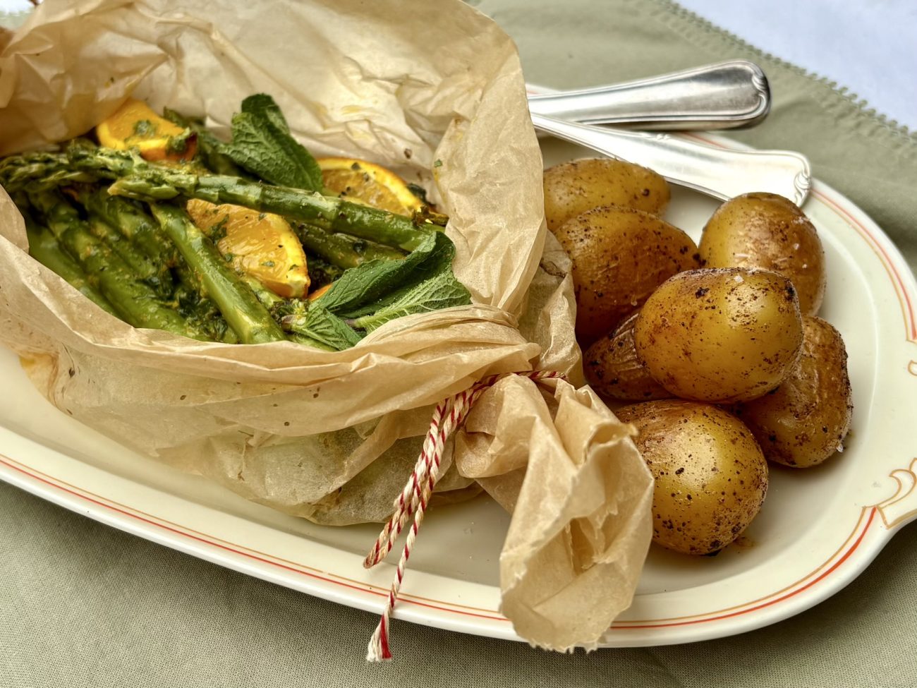 Gebackener grüner Spargel mit Orangen-Minz-Vinaigrette und karamellisierten Drillingen