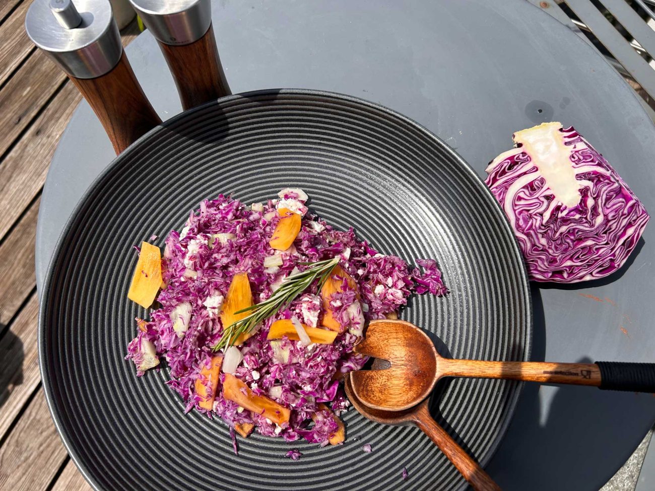 Rotkohlsalat mit Khaki