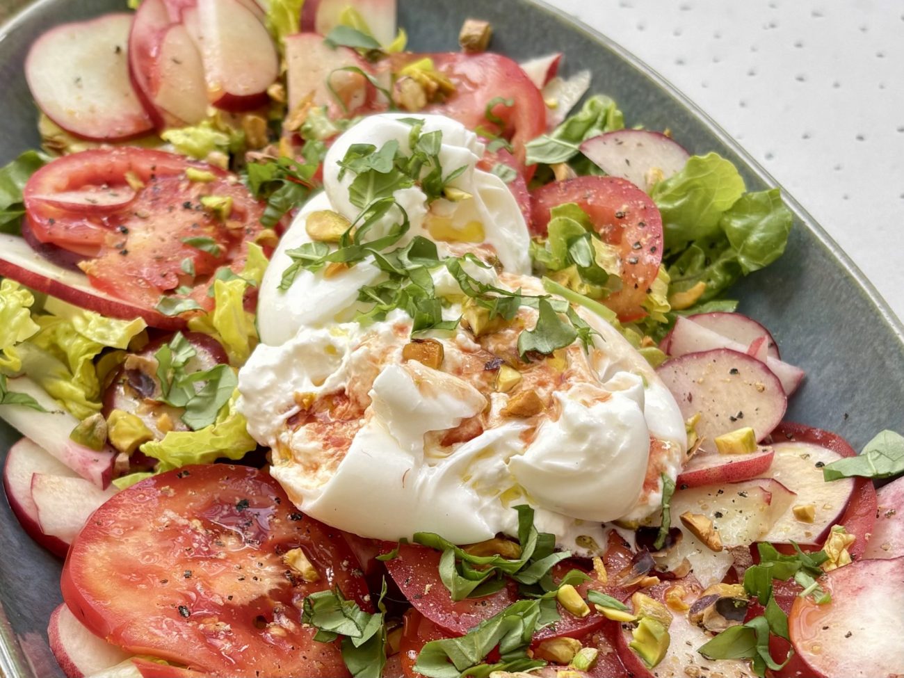 Sommersalat mit Tomate, Nektarine und Burrata