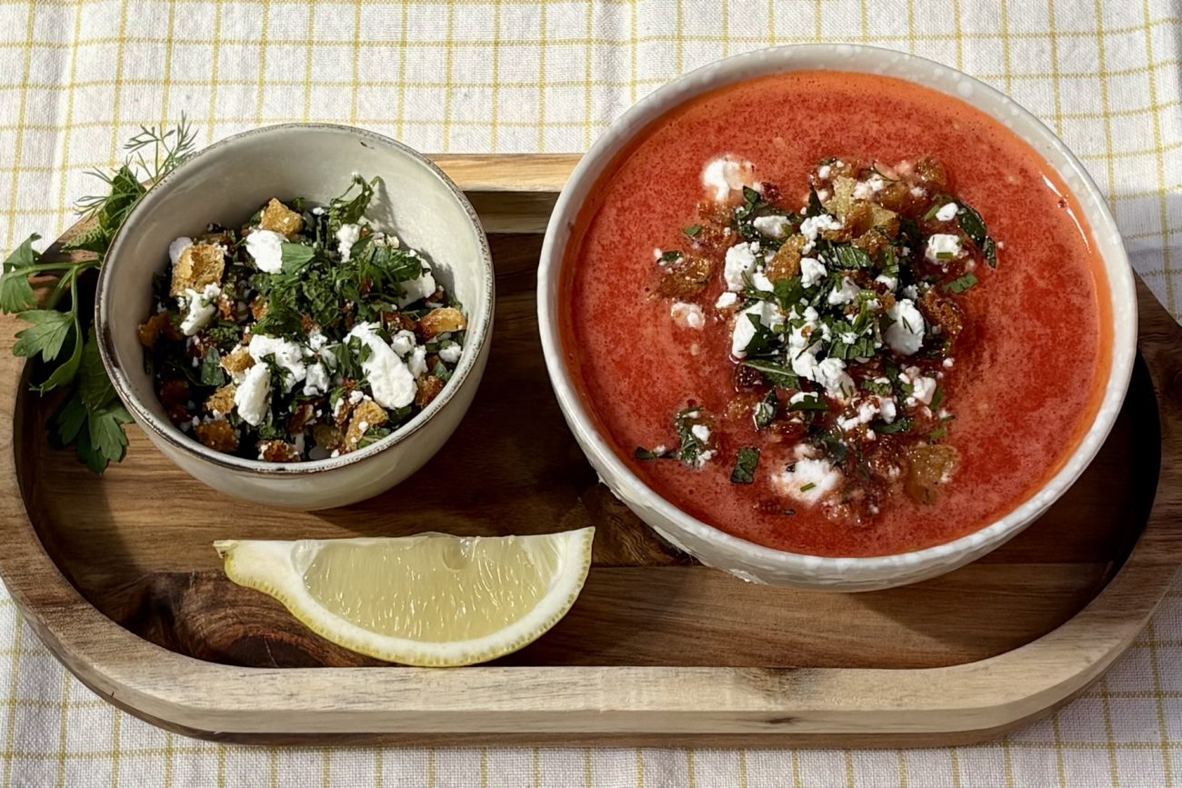 Eiskaltes Melonensüppchen mit Kräuter-Feta-Crunch