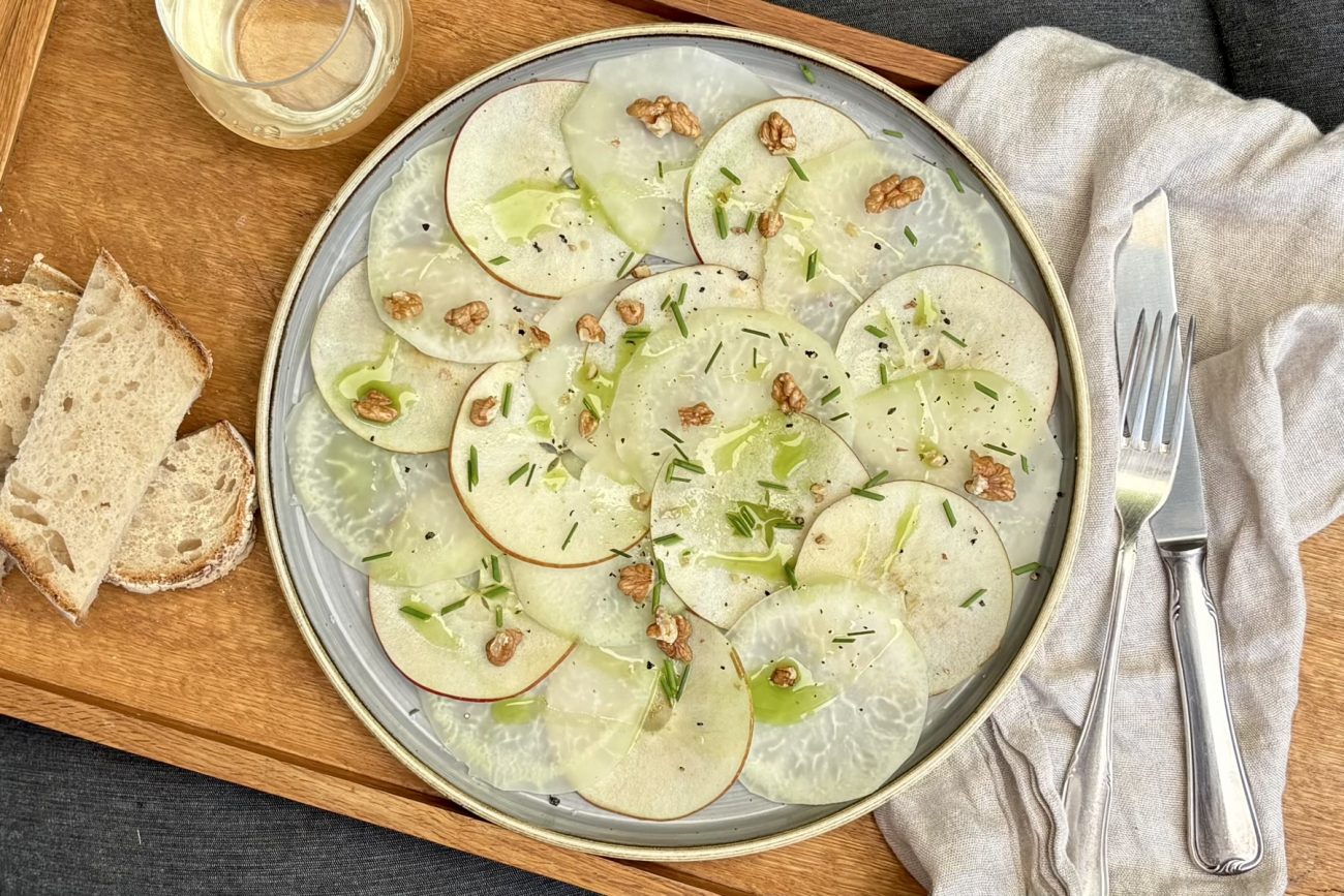 Apfel-Kohlrabi-Carpaccio mit Walnüssen und Schnittlauchöl
