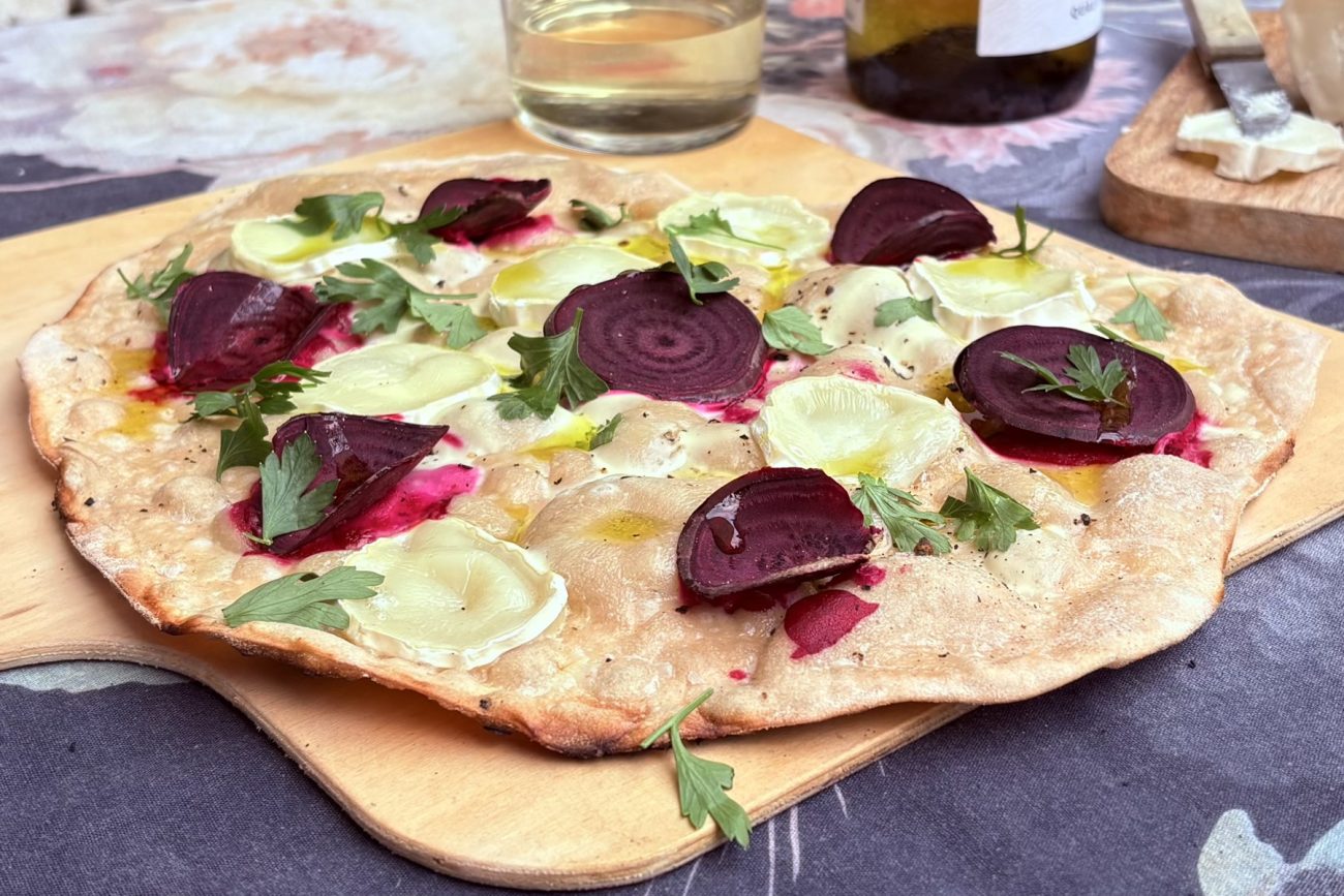 Flammkuchen mit rote Bete und Ziegenkäse