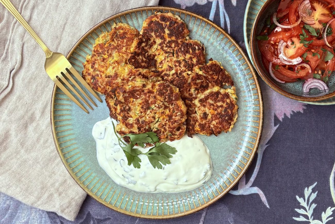 Zucchinipuffer mit Kräuterjoghurt und Tomatensalat