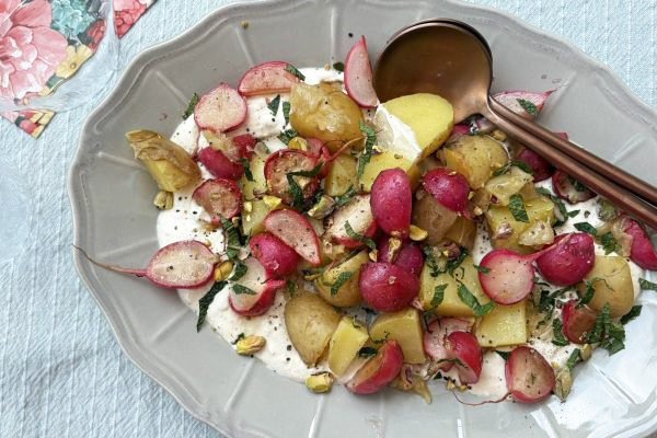 Sommerlicher Gemüseteller mit Joghurtcreme