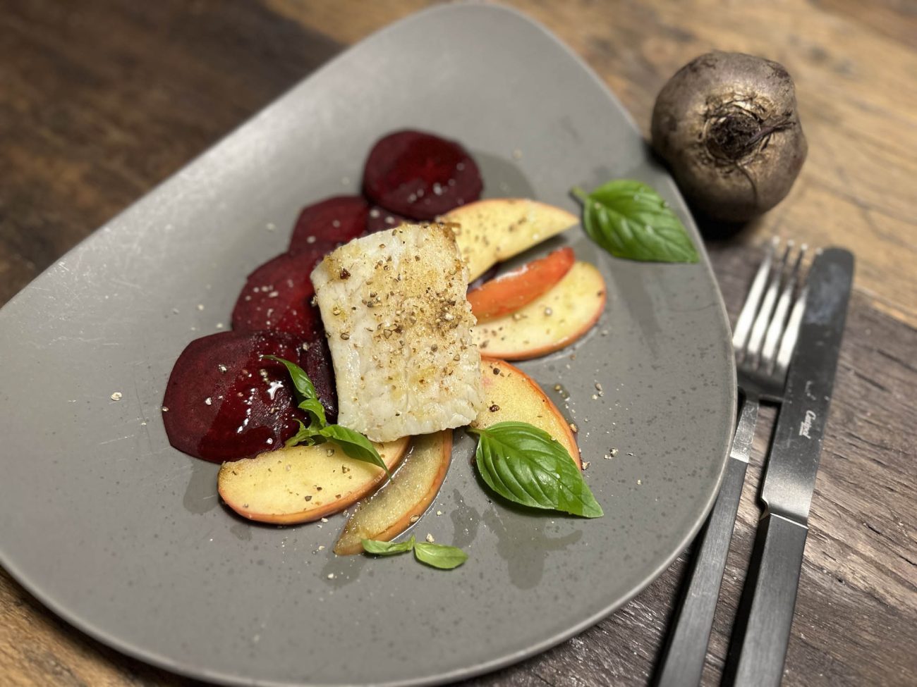 Kabeljau auf Rote-Bete-Apfel-Carpaccio